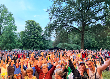 Bruchhausen-Vilsen party crowd @ Musik im Park 2023 Schneverdingen Sommer im Biergarten 2023